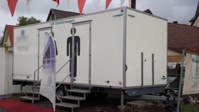 Bild: picture alliance/dpa/Polizeipräsidium Oberfranken
Die Polizei in Oberfranken fahndet nach dem VIP-Toilettenwagen. Der rund 40.000 Euro teure Anhänger sei nach einer Veranstaltung eines Möbelgeschäftes in Kulmbach gestohlen worden, teilte die Polizei mit.