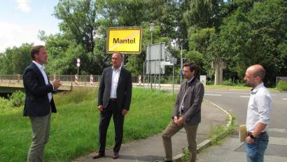 Bild: sei
Felix Steghöfer (rechts) und Tobias Bäumler (links) besprachen mit MdL Stephan Oetzinger (Zweiter von rechts) und Bürgermeister Richard Kammerer (Zweiter von links) das weitere Vorgehen in Sachen Erneuerung Haidenaabbrücke.