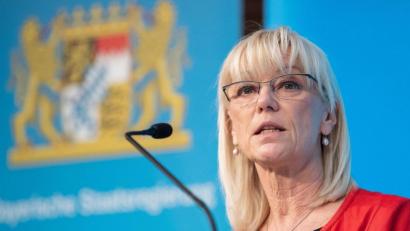 Archivbild: Matthias Balk/dpa
Carolina Trautner (CSU), die bayerische Sozial- und Familienministerin, nennt für den Umzug des IFP nach Amberg das Jahr 2025.