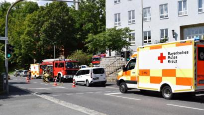 Bild: szl
Ein großes Aufgebot an Einsatzkräften gab es bei einem Verkehrsunfall an der Mühlbühlstraße beim BRK-Seniorenzentrum. Eine Fahrradfahrerin wurde unter einem Auto eingeklemmt.