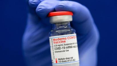 Symbolbild: Hendrik Schmidt
Eine Ampulle mit Covid-19-Impfstoff von Moderna.