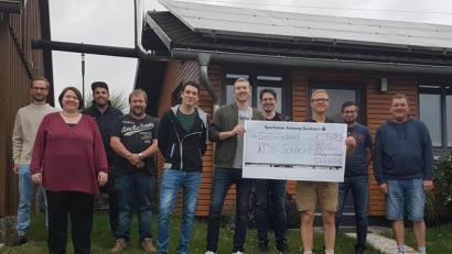 Bild: sak
Die Kirwagemeinschaft Schlicht überreicht der örtlichen Landjugend eine Spende über 500 Euro. Das Geld ist der Erlös aus dem Küchlverkauf der Schlichter Kirwa im vergangenen Jahr.