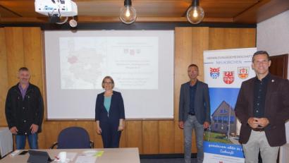 Bild: sre
Treffen im Rathaus in Neukirchen: (von links) Reiner Pickel, Bundestagskandidatin Susanne Hierl, Peter Achatzi und Roman Berr.