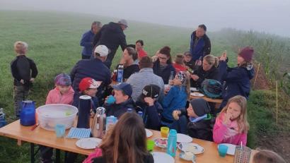 Bild: kro
Beim gemeinsamen Frühstück am Gipfelkreuz durften die Teilnehmer der Wanderung den Sonnenaufgang genießen.