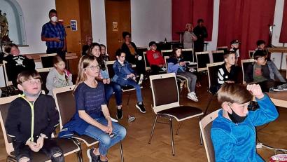 Bild: zer
Filmvorführer Tobias Forster startet "Jim Knopf und Lukas, der Lokomotivführer", Teil eins, und die Kinder waren begeistert.