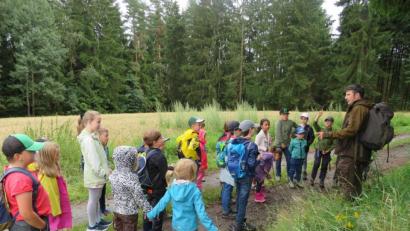 Bild: adj
Revierleiter Andreas Greiner (rechts) brachte den Kindern den Wald und die Natur näher.