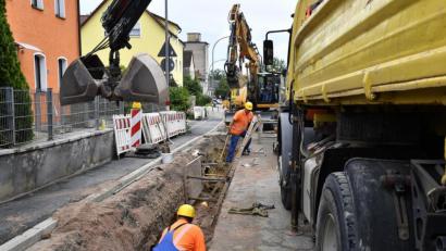 Archivbild: Petra Hartl
Hier sind die Bauarbeiten in der Schlachthausstraße noch in vollem Gange. Mittlerweile sind die Gas- und Wasserleitungen neu verlegt. Ab sofort ist die Straße wieder für den Verkehr freigegeben.