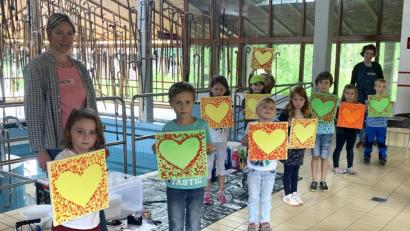 Bild: ubb
Annette Spreitzer und Susanne Neumann (vorne und ganz hinten) malten mit den Kindern Herzchen und zeigten ihnen die Kunstinstallation von Daniel Spoerri.