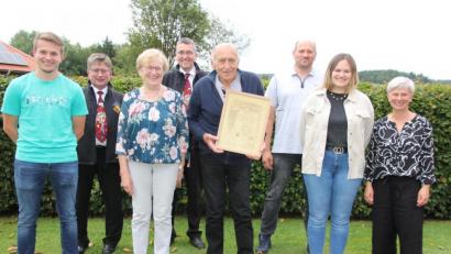 Bild: kro
Heinz Kilian mit der Ehrenurkunde der "!Rosamunde", die ihn zum Ehrenpräsidenten ernannte. Unser Bild zeigt von links Enkel Moritz, Heinz Hoffmann von "Rosamunde", Ehefrau Christa, 2. "Rosamunde"-Präsident Franz Schöner, Heinz Kilian, Sohn Marcus, Enkelin Elena und Schwiegertochter Ilona.