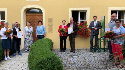 Bild: pmis
Im Bild die anwesenden Geehrten mit Urkunde und Blumenstrauß sowie die Gastgeber vor dem Tourismuszentrum Oberpfälzer Wald in Nabburg.
