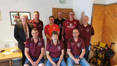 Bild: jsa
Bürgermeister Günter Kopp (links) dankte Zweitem Vorsitzenden Matthias Franz, Vorsitzendem Rainer Bayer, Kassenwart Michael Kastner (vorne von links), Schriftführer Jürgen Rauch, Kassier Thomas Kapustenski, Jugendwart Norbert Schlicht, Organisationsleiter Rüdiger Veigl und Kassenwart Robert Dietl (hinten von links) für die Übernahme eines Amtes.