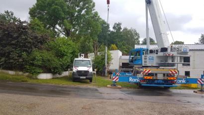 Bild: gi
Die neue Digitalfunksirene neben dem Feuerwehrgerätehaus von Burgtreswitz wurde mit einem Kran aufgestellt.