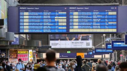 Bild: Bodo Marks
Zahlreiche Reisende sind am Nachmittag im Hauptbahnhof in Hamburg unterwegs. Foto: Bodo Marks/dpa