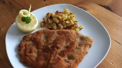 Bild: Michael Schiffer
Wer diese knusprige Köstlichkeit anschneidet, entdeckt schmelzenden Käse und herzhaften Schinken. Zum Cordon Bleu passen Pommes frites oder auch Bratkartoffeln.