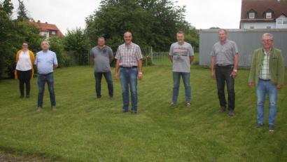 Bild: wro
Der Kaninchenzuchtverein Kreis 5 im Verband Bayerischer Rassekaninchenzüchter traf sich in Wiesau. Dort wurde auch die Führungsspitze neu gewählt. Im Bild (von links): Magdalena Schiener, Bezirksvorsitzender und Gastredner Wolfgang Schreiber, Helmut Käß, Wolfgang Gründl, Wolfgang Liedl, Reinhard Wurm und Bürgermeister Toni Dutz, der zur Nominierung gratulierte.