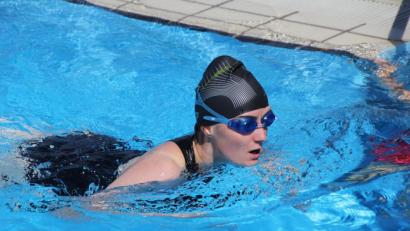 Bild: kro
Sporteln stand beim Ferienprogramm des TSV Pechbrunn-Groschlattengrün auf dem Programm. Hier Diana Merkl beim Schwimmen im Freibad.