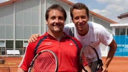 Bild: Stephan Fehske/exb
Vielleicht schon bald auch im Landkreis Tirschenreuth: Rollstuhlfahrer und Fußgänger gemeinsam beim Tennisspiel und gemeinsam auf derselben Seite des Netzes.