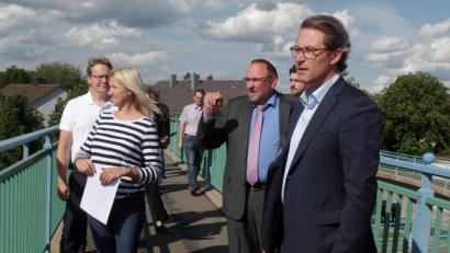 Bild: br
Hoch oben auf dem Fußgängersteg verschaffte sich Bundesverkehrsminister Dr. Andreas Scheuer (rechts) einen Überblick über das Areal des Bahnhofs Kirchenlaibach. Zweiter Bürgermeister Rudi Heier (Dritter von rechts) erläuterte dabei die anstehenden Infrastrukturprojekte. Den Ministerbesuch hatte CSU-Bundestagsabgeordnete Silke Launert (Zweite von links) vermittelt.