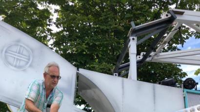 Bild: pmis
Schausteller Robert Nübler baut gerade die Riesen-Schiffschaukel auf.