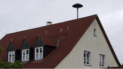Bild: Josef Wieder
Klein, aber oho: Die Sirene auf dem Dach des Feuerwehrhauses in Neunkirchen bei Weiden heult zur Alarmierung der Feuerwehr richtig laut durch den Ort. Aber kann sie auch Katastrophenalarm?