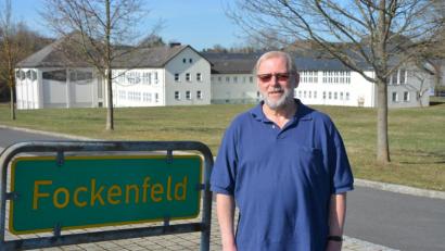 Bild: jr
Pater Benedikt Leitmayr an der Zufahrt zum Haus Fockenfeld. Das Schloss mit der ehemaligen Spätberufenenschule und insgesamt rund 100 Hektar Land ist inzwischen an die Kommunen Mitterteich, Waldsassen, Wiesau und Konnersreuth verkauft.