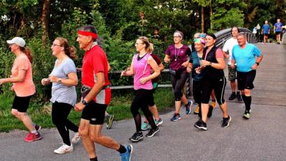 Bild: R. Kreuzer
Über die Brücke gehen – nein, für die 10-Kilometer-Läufer heißt es nach wie vor über die Brücke zu laufen und sich auch regelmäßig zu treffen.