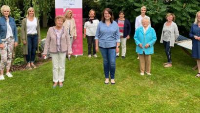 Bild: hai
Die Führungsriege der Frauen-Union mit der Vorsitzenden Melanie Herrmann (Mitte) an der Spitze. Mit im Bild ist die Kreisvorsitzende der Frauen-Union Bayreuth-Land, Sabine Habla (rechts).