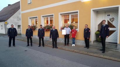 Bild: gi
Rudolf Mitlmeier (mit Urkunde) ist neuer Ehrenvorsitzender der Feuerwehr Etzgersrieth. Kreisbrandmeister Thomas Kleber (links), Ehrenvorsitzender Albert Reitinger (Zweiter von rechts) und Vorsitzender Matthias Balk (rechts) gratulierten mit den Kommandanten und 2. Vorsitzenden.