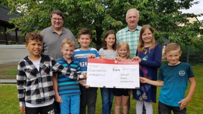 Bild: gi
Statt Gegengeschenke zur Kommunion spendeten sieben Kinder und ihre Familie Geld für die Kinderkrebshilfe in der Region Oberpfalz Nord. Vorsitzender Herbert Putzer (rechts) und Pfarrer Udo Klösel (links) danken dafür.