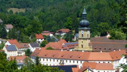Bild: Koster Ensdorf 
Von Freitag, 20. August 2021 bis zum Sonntag, 22. August 2021 lädt das Kloster Ensdorf zum Festwochenende anlässlich des 900- jährigen Bestehens mit Konzerten, einem Vortrag zur Geschichte des Klosters Ensdorf, Festgottesdienst, Tag der offenen Tür und Dank-Vesper ein.