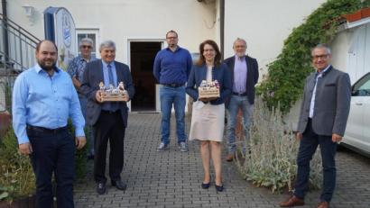 Bild: wel
Richard Brunner (rechts) als Vorsitzender und Peter Schwender (links) als Stellvertreter führen den CSU-Ortsverband Dieterskirchen. Der Führung gehören auch (hinten, von links) Michael Albang, Andreas Eckl und Hans Graßl an. MdB Karl Holmeier und Bundestagskandidatin Martina Englhardt-Kopf gratulierten zur Wahl.