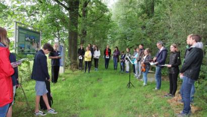 Bild: kro
Ein Großteil der Teilnehmer aus der Diözese Regensburg mit Pater Benedikt Leitmayr an einer Station des Waldbesinnungspfades.