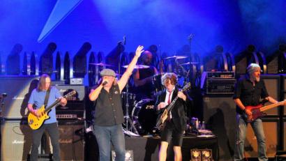 Bild: stg
Authentischen AC/DC-Sound lieferte am Montagabend die Tribute-Show "We salute you" auf der Luisenburg.