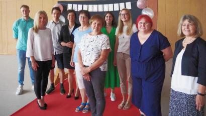 Bild: njn
Abschiede, Gratulationen und neue Kollegen standen zum neuen Schuljahr an der Mittelschule Erbendorf an. Auf dem Bild Lehramtsanwärter Nico Dümmelbeck (von links), Rektorin Sabine Graser, Lehrer Jens Wegmann, Religionslehrerin Dr. Elisabeth Hammer-Butzkamm, Fachoberlehrerin Eva Wildenrother, Lehrerin Irene Knott, Lehramtsanwärterinnen Lena Scharf und Eva-Maria Schäffler, Studienrätin Sybille Schieler und Konrektorin Beate Koch
