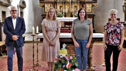 Bild: wbe
Der Kindergarten St. Marien verabschiedet zwei Mitarbeiterinnen: (von links) Erich Weiß als Sprecher der Kirchenverwaltung St. Marien, Sabrina Marek, Michaela Weiß und die Leiterin Tanja Fuchs.