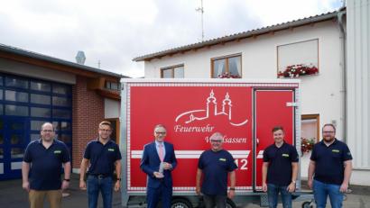 Bild: flm
Die Feuerwehrführung und der Bürgermeister vorm neuen Anhänger der Waldsassener Feuerwehr: (von links) Johannes Fortelny, Kommandant Tobias Tippmann und Vorsitzender Dr. Wolfgang Fortelny sowie Bernd Sommer (mit Glaspokal) und die Stellvertretenden Vorsitzenden René Friedrich und Sebastian Koch.