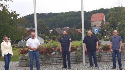 Bild: ral
Ramona Baar (Sachbearbeiterin Schmidgaden), Bürgermeister Josef Deichl, Polizei-Chef Günter Vierl, Bürgermeister Christian Ziegler und Thomas Rambach (Geschäftsleiter Fensterbach) nahmen am Sicherheitsgespräch teil.