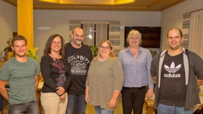 Bild: gud
Vorsitzender Michael Lang (rechts) verabschiedete die Trainer Thomas Ebnet (links) und Tanja Betz (Dritte von rechts). Sein besonderer Dank galt Peter Bauer (Dritter von links) und Susanne Uschold (Zweite von links) für den jahrzehntelangen Einsatz. Lorna Simone Baier (Zweite von rechts) wurde als neue Schiedsrichterin begrüßt.