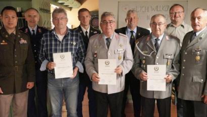 Bild: nbu
Die drei ausgezeichneten Reservisten mit den Ehrengästen: (von links ): Oberstleutnant John Abella, Bertram Gebhard, First Sergeant Stuart Cox, Norbert Bücherl, Alfons Betzl, Gerhard Lindthaler, Bürgermeister Uwe König und Werner Gebhard.