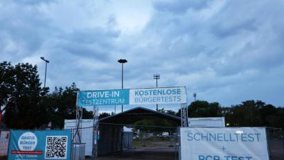 Symbolbild: Oliver Berg
Ein Drive-In Corona Testzentrum.