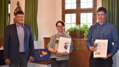 Bild: rgr
Bürgermeister Edgar Knobloch gratulierte Cornelus Wohl und Wiktoria Dyrda zu ihren hervorragenden Schulabschluss und überreichte ihnen die Grafenwöhrer Stadtchronik und VierStädtedreiecksgeld.