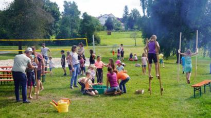 Bild: fvo
Angeln aus einem Planschbecken und auf Stelzen gehen waren zwei von vielen Angeboten beim "Spaß-und-Spiele-Nachmittag".
