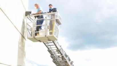 Bild: Karoline Gajeck-Scheuck/exb
Hand in Hand zum Erhalt der einheimischen Tier- und Pflanzenwelt arbeiten der Landesverband für Vogelschutz, die Feuerwehr Amberg sowie die Stadtwerke Amberg –hier beim Aufhängen der Nistkästen an der Trafostation in Eglsee mit (von links) Thilo Wiesent, Florian und Norbert Bachfischer.