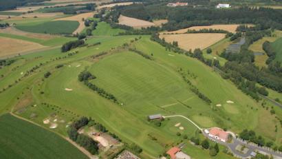 Archivbild: Michael Ascherl
Der Golfplatz bei Ottengrün (Bild) muss nächstes Jahr möglicherweise umgebaut werden, weil ein Pachtvertrag für die zweiten neun Bahnen ausläuft.