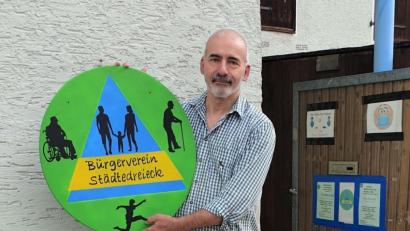 Bild: rgr
Der Grafewöhrer Künstler Johannes Janner hat ein neues Schild für den Bürgerverein Städtedreieck gemalt.