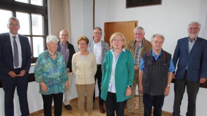 Bild: kro
Die Führungsspitze des Heimatkreises Plan-Weseritz. Von links Mährings Bürgermeister Franz Schöner, Elis Saller, Gerd Ludwig Christl Ludwig, Franz Stahl, Vorsitzendes Regine Löffler-Klemsche, Gerhard Bezenka, Willibald Gabriel und Dr. Ralf Heimrath.