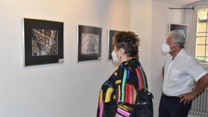 Bild: hcz
Stadtarchivarin Petra Vorsatz und Stadtrat Hans Forster betrachten Bilder der Ausstellung.