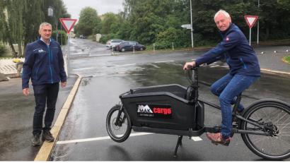 Bild: fph
An einem neuralgischen Punkt für Radfahrer in Marktredwitz: der städtische Tiefbau-Leiter Christian Frohmader (links) und Stefan Kirsch, zuständig für den Radverkehr in der Stadt, mit dem Lastenrad an der Kreuzung Schul- und Goethestraße. Hier ist es vordringlich, eine vernünftige Verbindung in die Jahnstraße im Hintergrund zu schaffen.