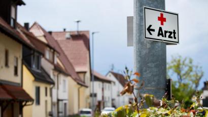 Symbolbild: Tom Weller/dpa
Wo bitte geht's zum nächsten Arzt? Damit die Wege zu den Praxen nicht noch weiter werden, setzt der Landkreis auf ein neues Versorgungskonzept.