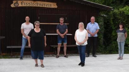 Bild: nag
Einen neuen Vorstand wählt der Schnaittenbacher Eisstockschützen (von links): Elisabeth Menzel, Roland Nowak, Birgit und Heinz Kindzorra. Conny und Martin Kausler, Carmen Biller und Enrico Reinecke.
